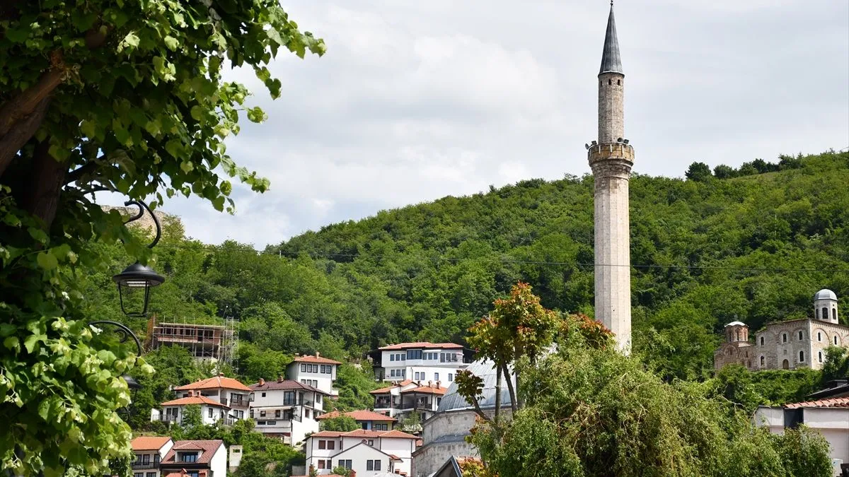 Osim arhitektonskog naslijeđa, Prizren je poznat i po bogatoj gastronomskoj ponudi, koja spaja ukuse Balkana i Orijenta.