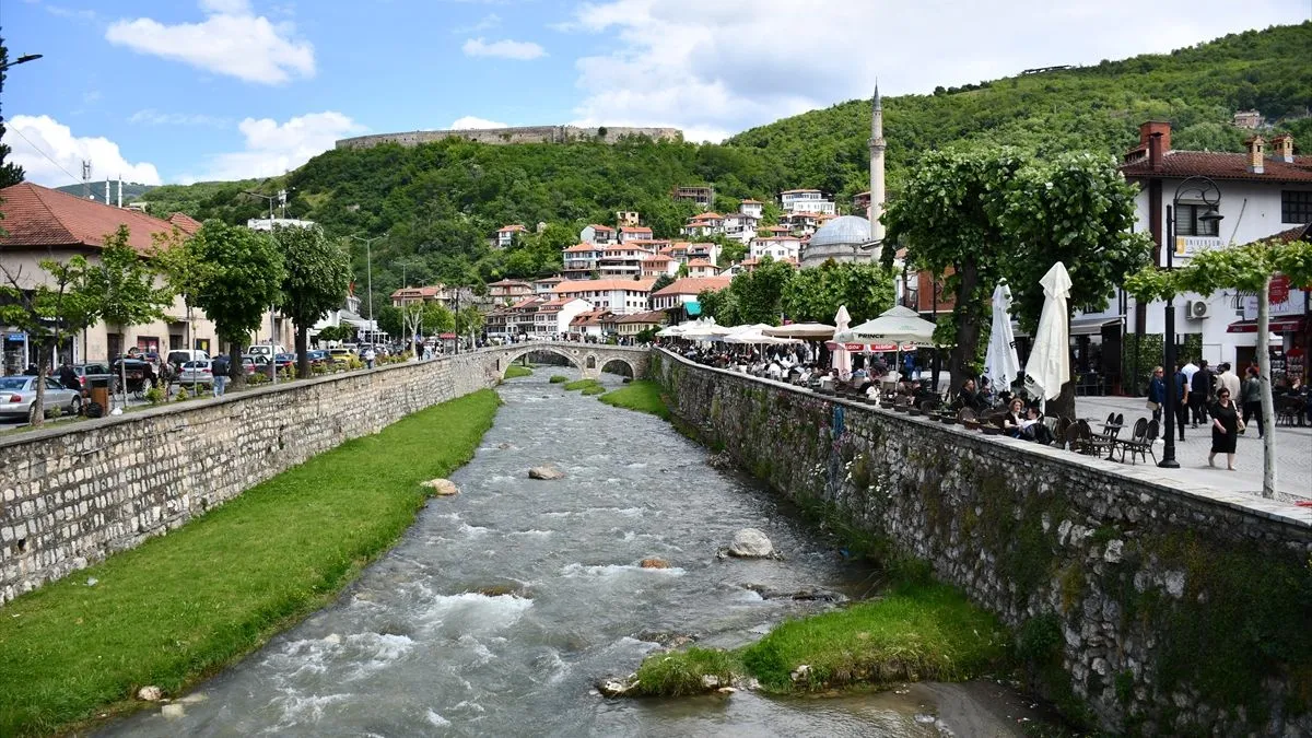 Osim arhitektonskog naslijeđa, Prizren je poznat i po bogatoj gastronomskoj ponudi, koja spaja ukuse Balkana i Orijenta.