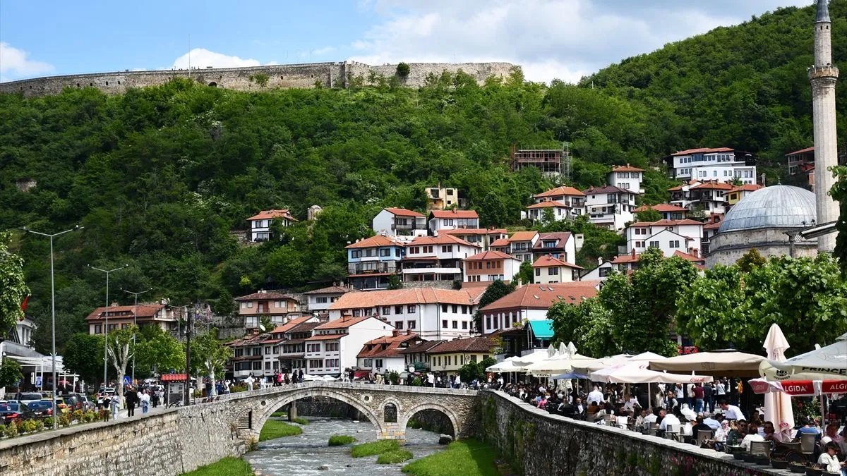 Osim arhitektonskog naslijeđa, Prizren je poznat i po bogatoj gastronomskoj ponudi, koja spaja ukuse Balkana i Orijenta.