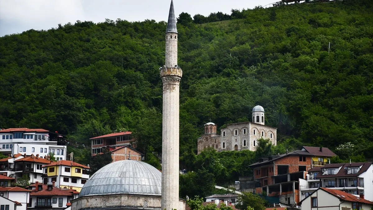 Osim arhitektonskog naslijeđa, Prizren je poznat i po bogatoj gastronomskoj ponudi, koja spaja ukuse Balkana i Orijenta.