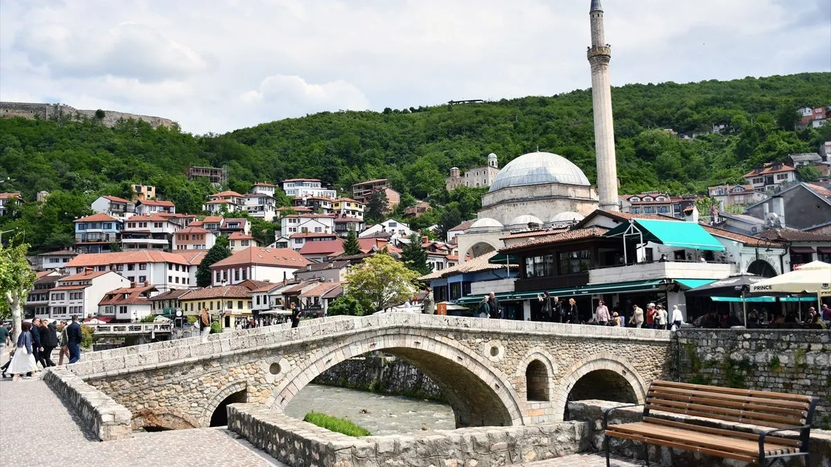 Osim arhitektonskog naslijeđa, Prizren je poznat i po bogatoj gastronomskoj ponudi, koja spaja ukuse Balkana i Orijenta.