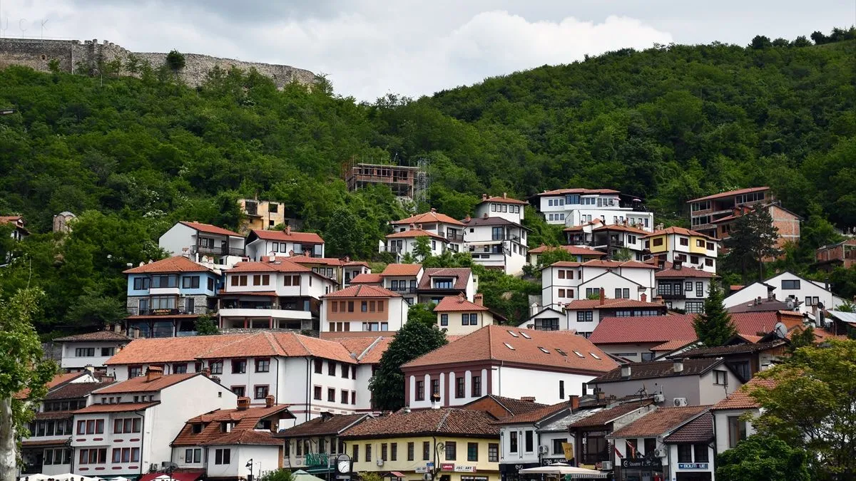 Osim arhitektonskog naslijeđa, Prizren je poznat i po bogatoj gastronomskoj ponudi, koja spaja ukuse Balkana i Orijenta.