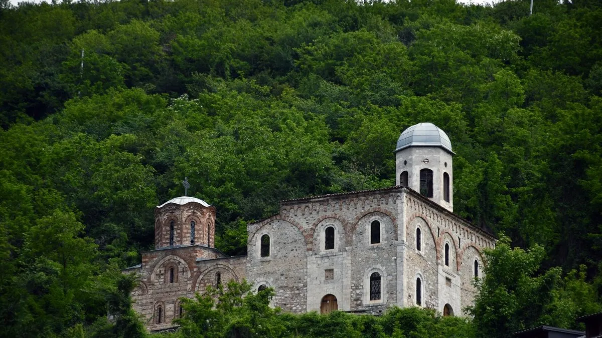 Osim arhitektonskog naslijeđa, Prizren je poznat i po bogatoj gastronomskoj ponudi, koja spaja ukuse Balkana i Orijenta.