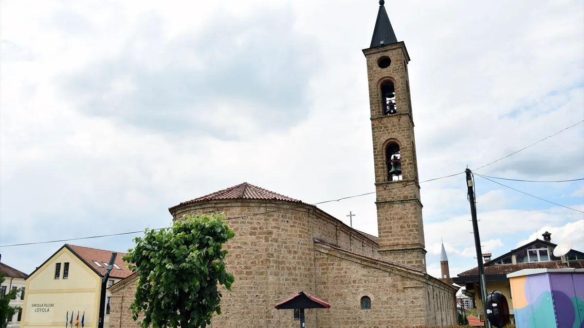 Osim arhitektonskog naslijeđa, Prizren je poznat i po bogatoj gastronomskoj ponudi, koja spaja ukuse Balkana i Orijenta.