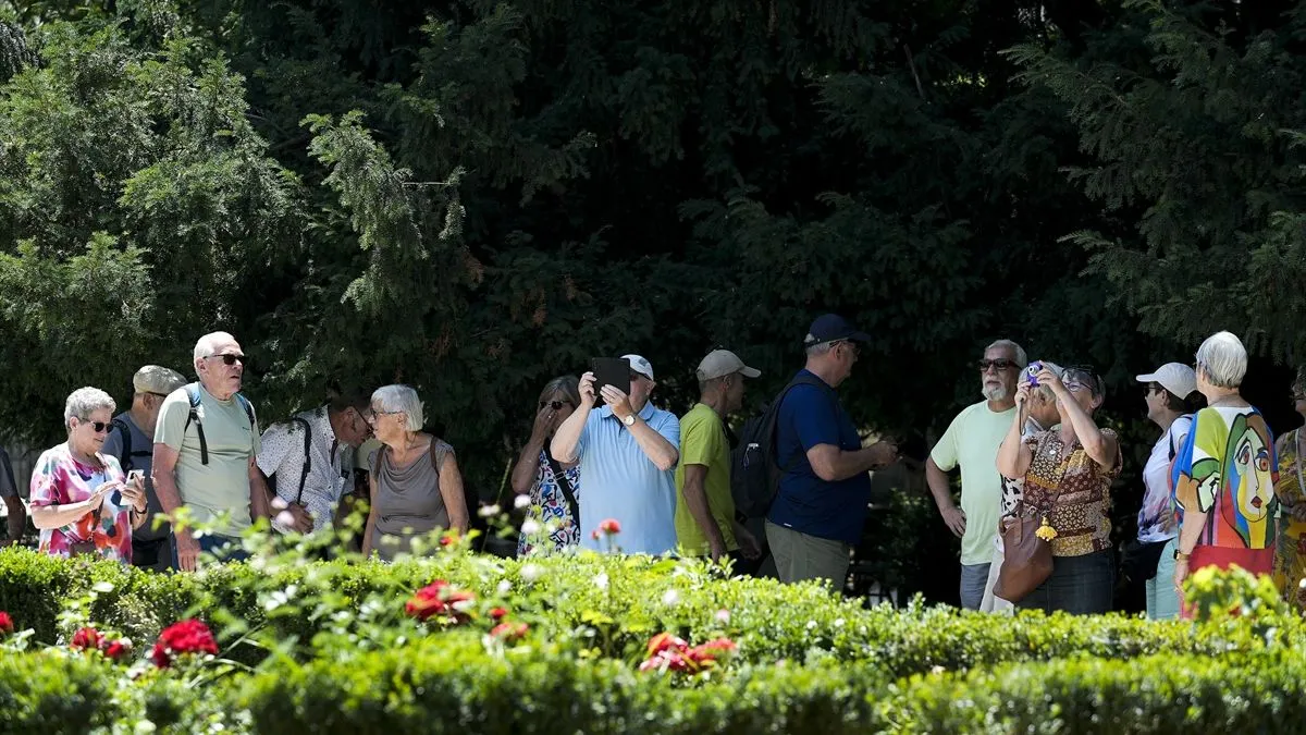 Osim turista, i brojni građani Sarajeva proveli su dan na otvorenom, uživajući u šetnji s porodicom, ručku ili kafi s prijateljima u baštama sarajevskih kafića i restorana