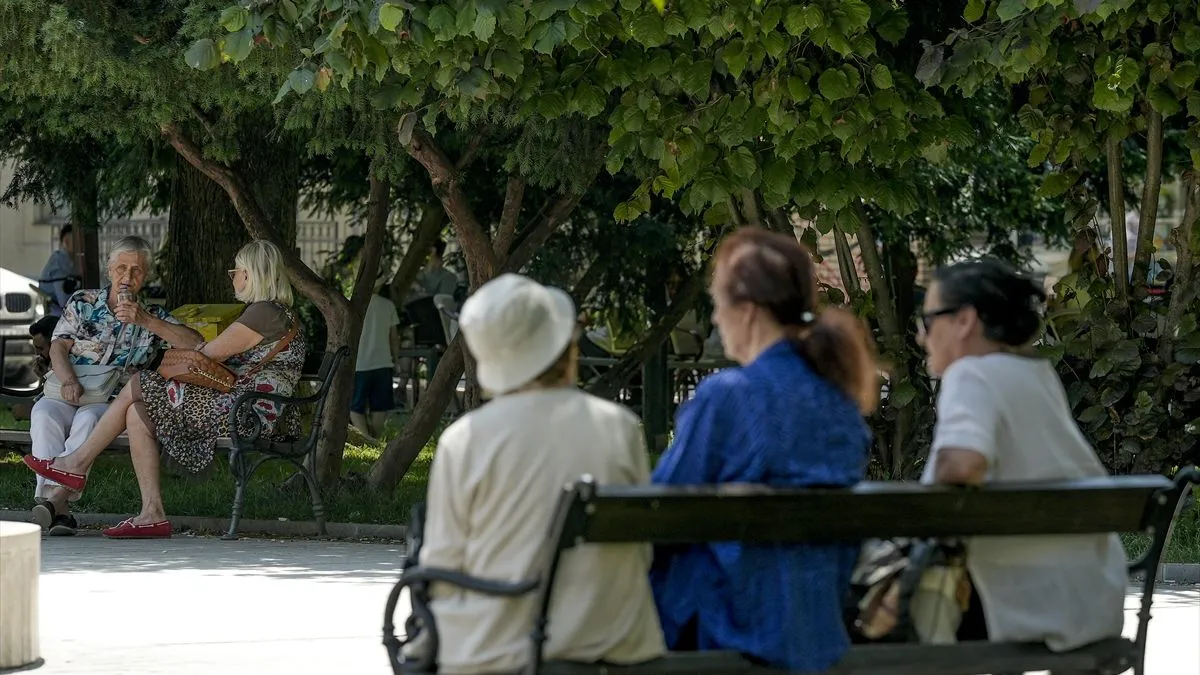 Osim turista, i brojni građani Sarajeva proveli su dan na otvorenom, uživajući u šetnji s porodicom, ručku ili kafi s prijateljima u baštama sarajevskih kafića i restorana