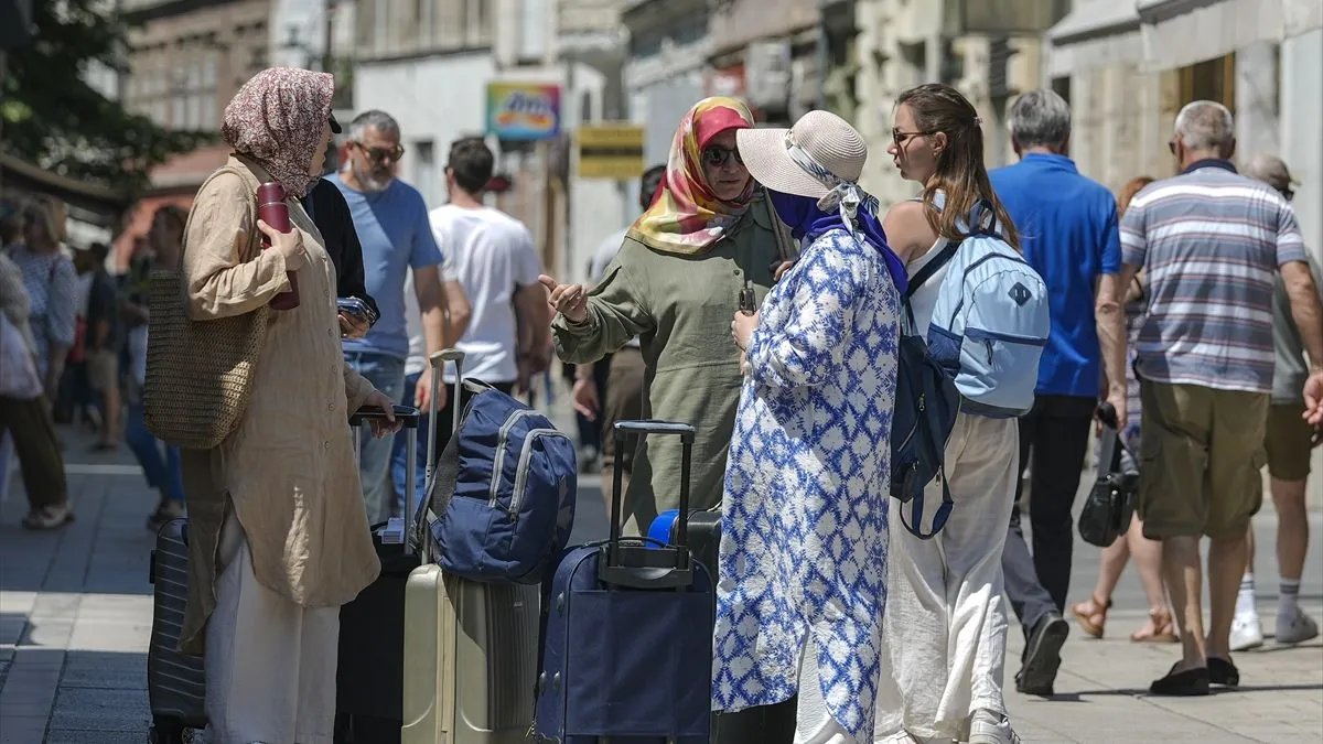 Ulice Sarajeva u ritmu ljeta: Sunce, šapat koraka i mirisi Baščaršije