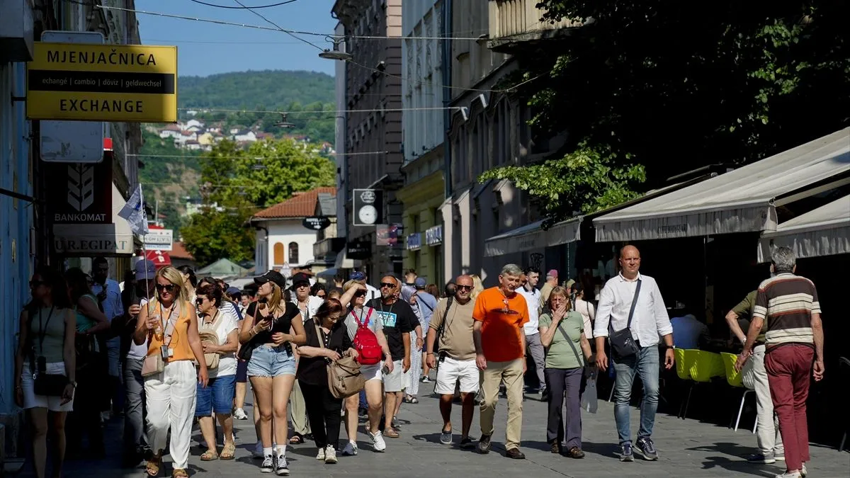 Osim turista, i brojni građani Sarajeva proveli su dan na otvorenom, uživajući u šetnji s porodicom, ručku ili kafi s prijateljima u baštama sarajevskih kafića i restorana