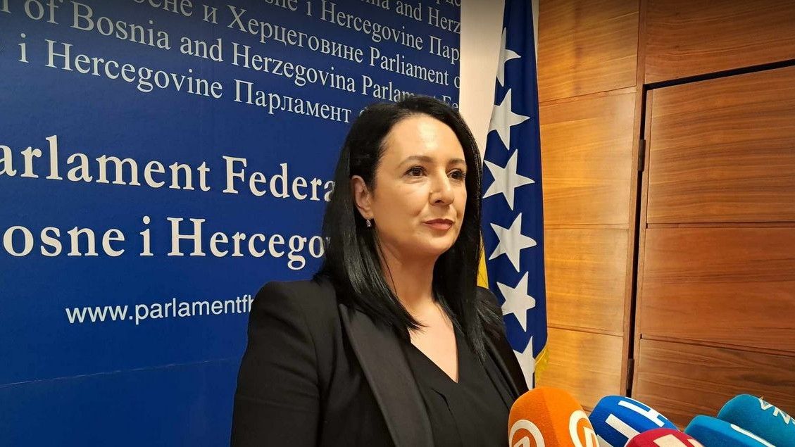 function r(){if(it(n),n.value===Hm){let o=null;throw new D(-950,o)}return n.value}