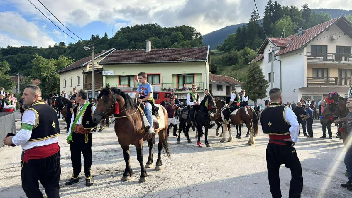 Ajvatovica je najveće dovište muslimana u Evropi i jedno od najstarijih u Bosni i Hercegovini.