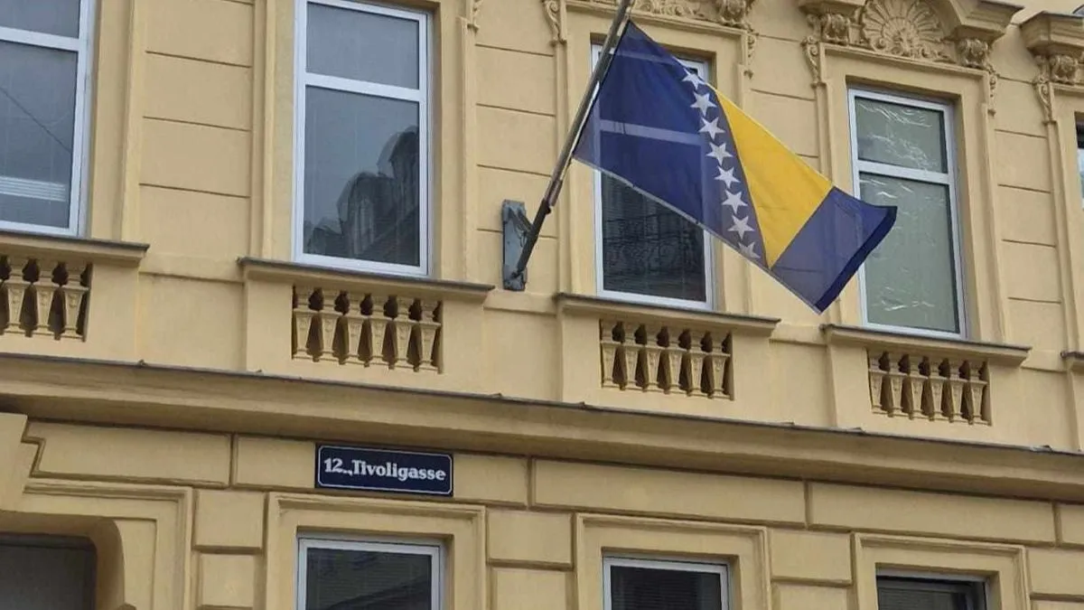 Dodao je da je u znak solidarnosti zastava na ambasadi tokom proglašene žalosti spuštena na pola koplja...