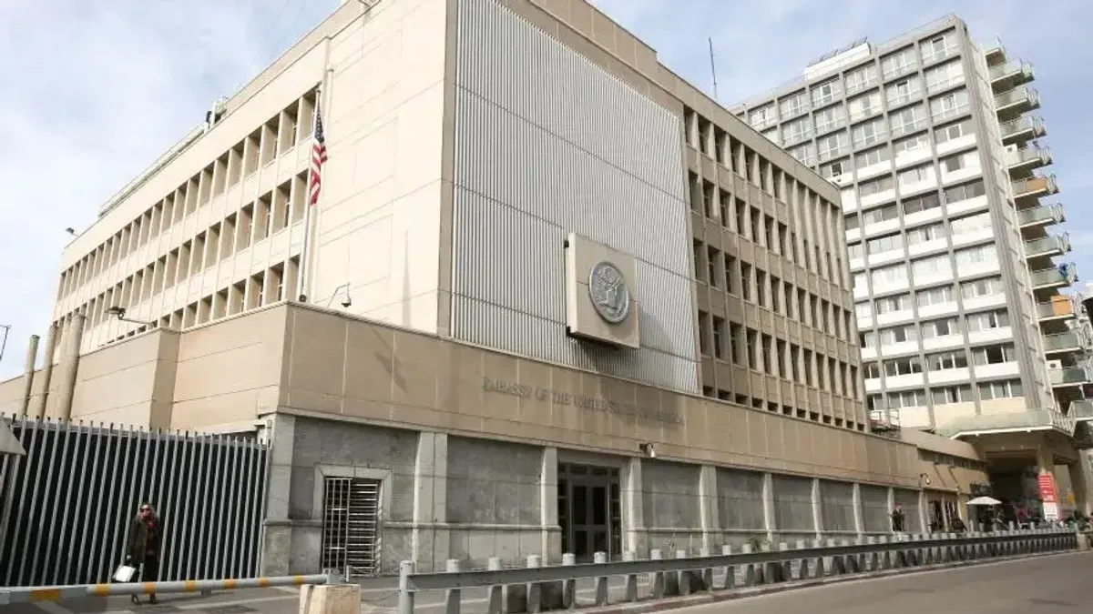 Ambasada je naložila svim zaposlenicima američke vlade i članovima njihovih porodica da ostanu u svojim domovima i njihovoj blizini do daljnjeg obavještenja