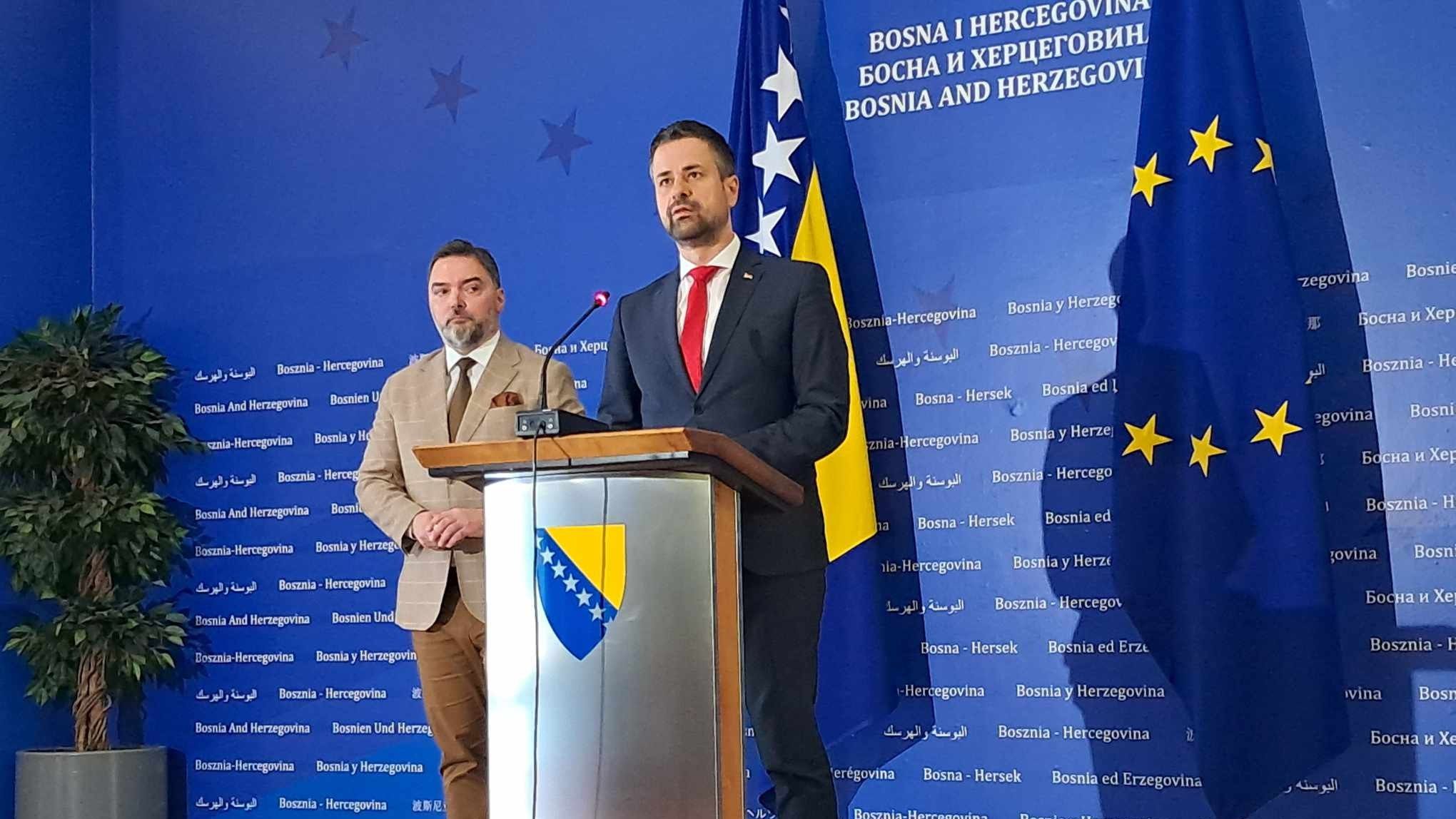 Na sjednici VMBIH bez rasprave o ukidanju carina za robu iz SAD, Košarac prozvao Konakovića
