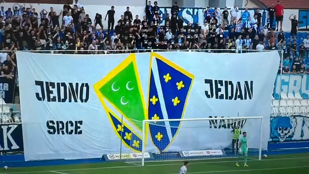 Jedno srce, jedan narod: Navijači Novog Pazara podigli veliku parolu na utakmici protiv Sarajeva