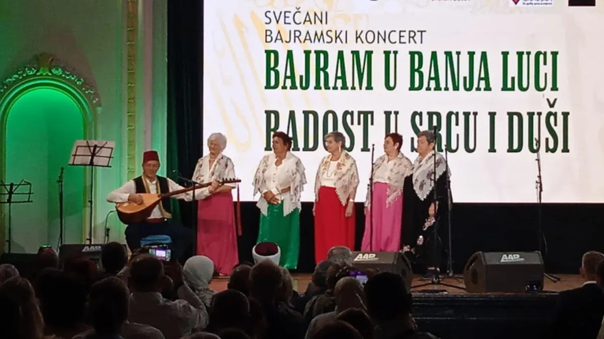 Veliki broj posjetilaca prisutan je da svjedoči ovoj posebnoj noći i suživotu ljudi našeg vremena.
