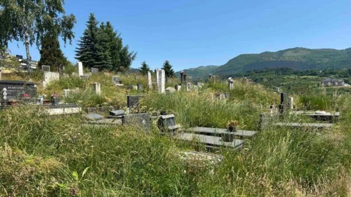 Iako su krajem maja mediji već upozoravali na loše stanje na gradskom groblju Bare u Sarajevu, situacija se, kako tvrde građani, nije bitno promijenila. 