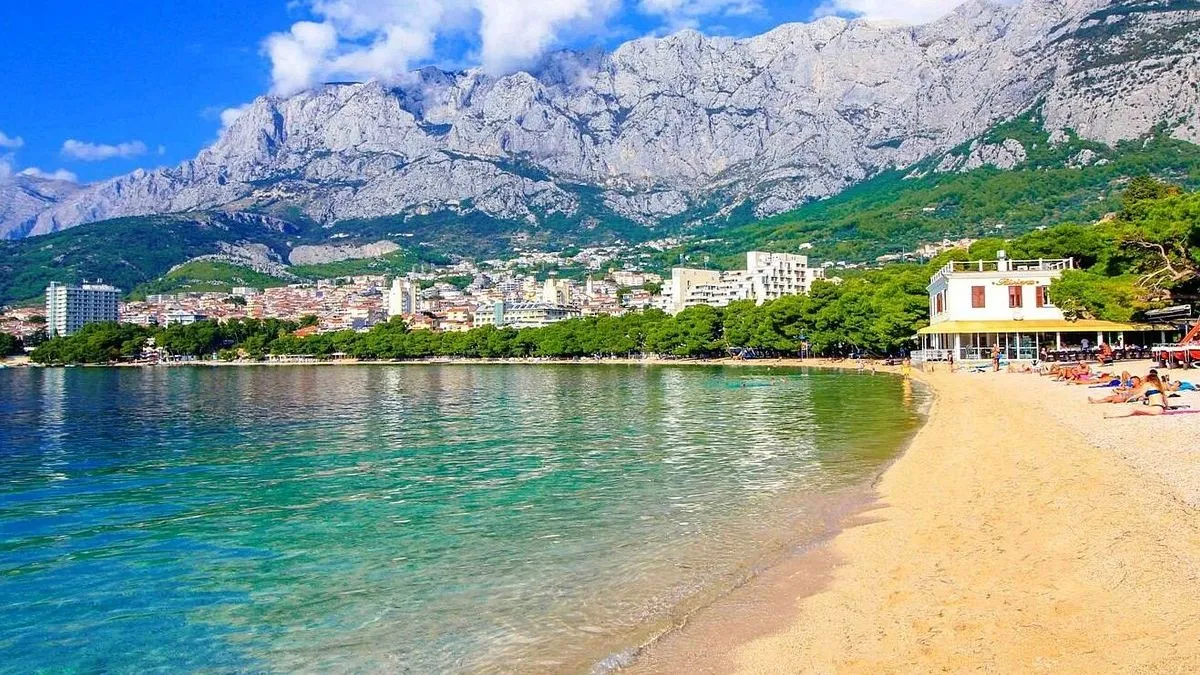 Sve veći broj građana zato traži jeftinije alternative: jednodnevne izlete, kupališta na rijekama i jezerima u BiH...