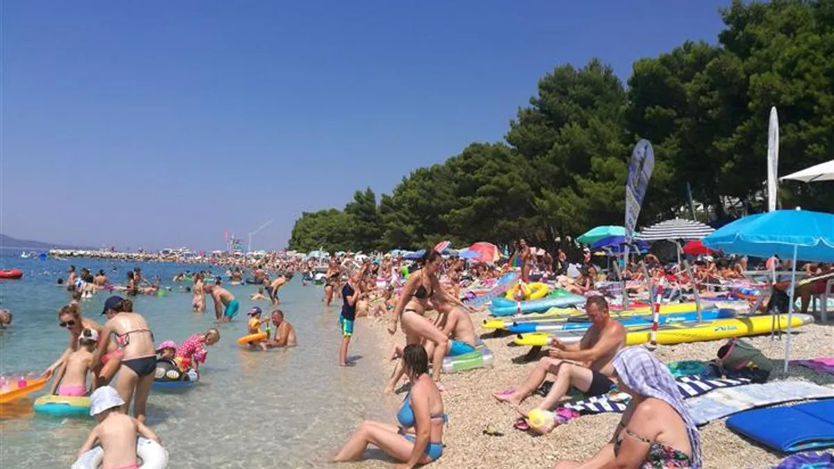 Mnogi se dive snalažljivosti turista, dok ih drugi kritikuju zbog nedostatka solidarnosti i poštovanja
