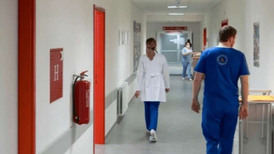 Kako navodi izvor, medicinska sestra je otišla da pozove obezbjeđenje, kada ju je pacijent napao i oborio na pod