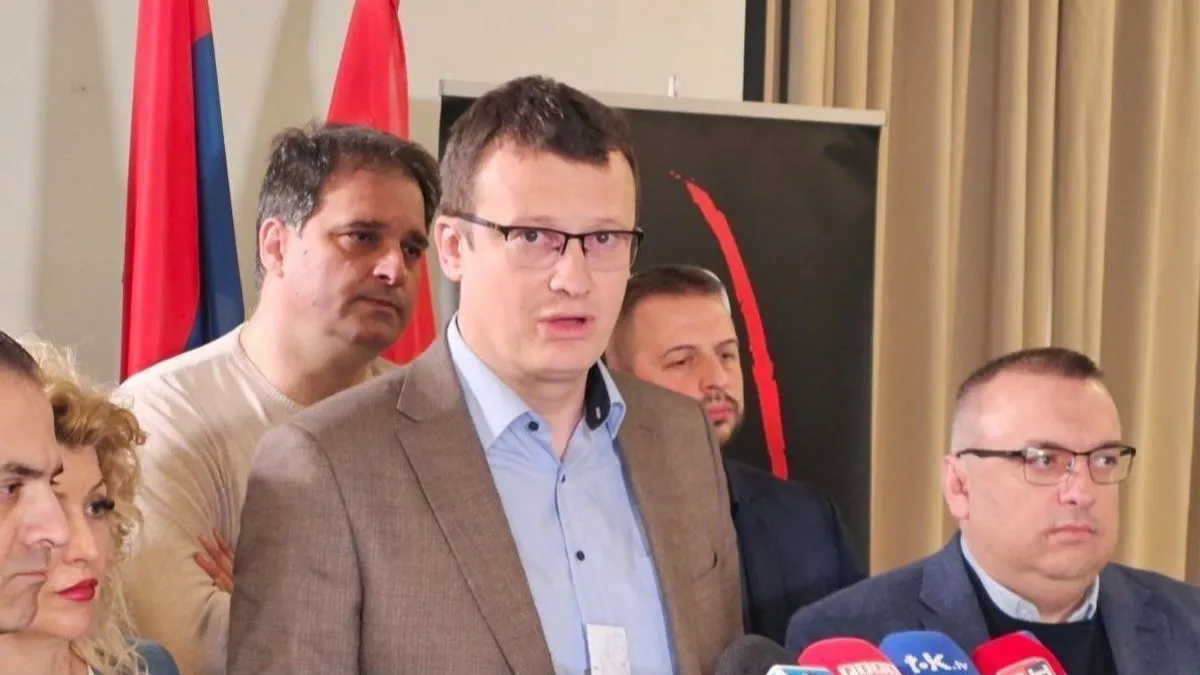 Kao što si ti 1999. po nalogu Medlin Olbrajt javno pisao Miloševiću, povuci se i spasi narod i Republiku Srpsku - naveo je 