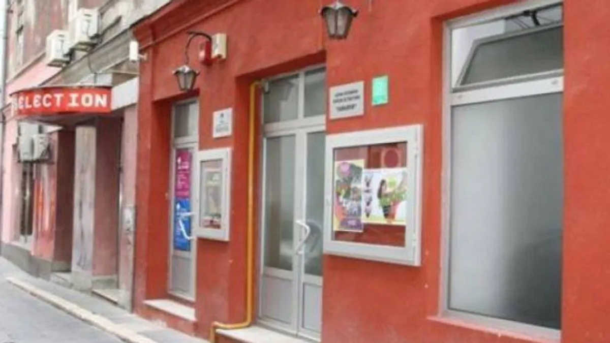 Predstava na humorističan način prati priču grupe srednjoškolaca koji publiku vode na nezaboravno putovanje kroz mladost, ljubavi, nestašluke