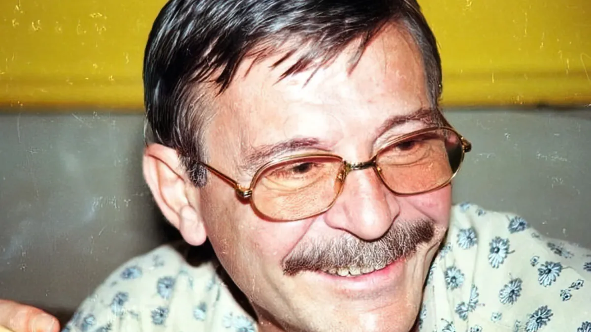 Muzičku karijeru počeo je u grupi Lutalice, a Indexima se pridružio krajem 1964. godine i do kraja ostaje njen zaštitni znak