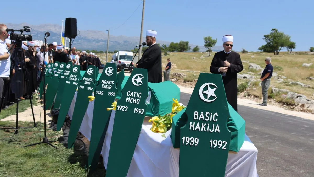 Dženaza-namaz klanjana je za devet ubijenih osoba iz Žulja i jednu iz Vranjevića
