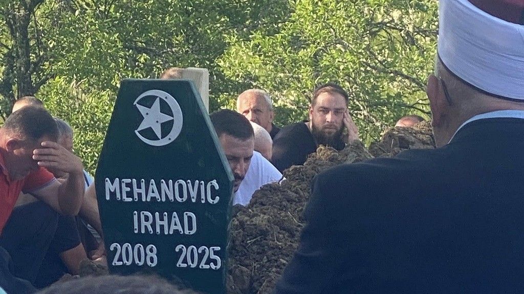 Nepregledne kolone ljudi, prigušeni plač, uzdasi i tuga govorili su više od svih riječi.