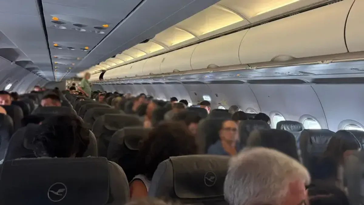 Satima su zatočeni u avionu bez konkretne informacije kad će njihov put konačno završiti