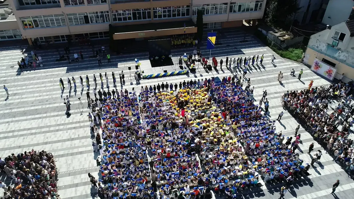 Kaže kako svako prebacuje lopticu sa jednih na druge te da roditelji više ne znaju ko se pita po ovom pitanju