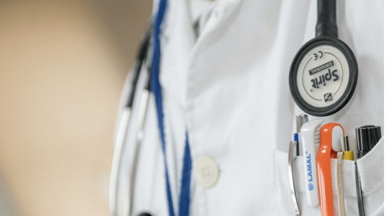 Ubijedio ju je da njenoj kćerki hitno treba medicinska pomoć, odnosno operacija za koju treba da plati novac