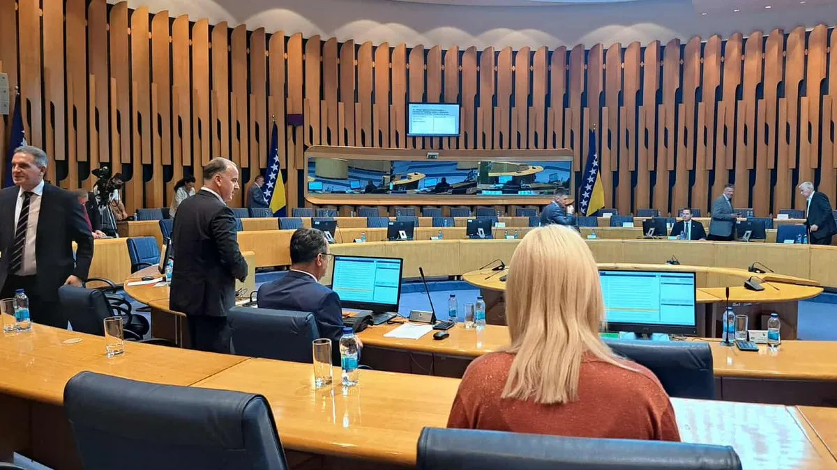 Nakon 15 minuta svi su se vratili na pauzu osim delegata HDZ BiH, a predsjedavajući po poslovniku je morao dati još sat vremena pauze