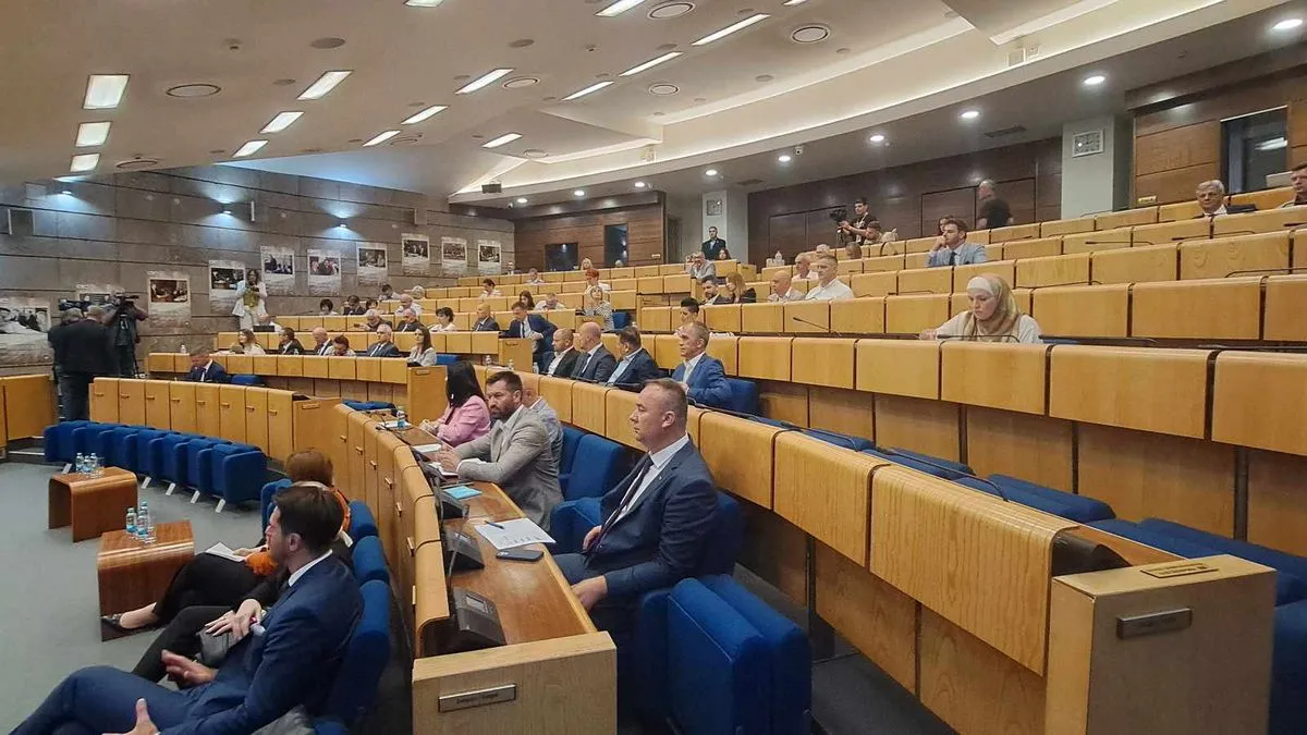 Ove izmjene su podijelile vlast i opoziciju. Vlast uvjerava da su neophodne izmjene zakona, jer se nisu mjenjale 18 godina.