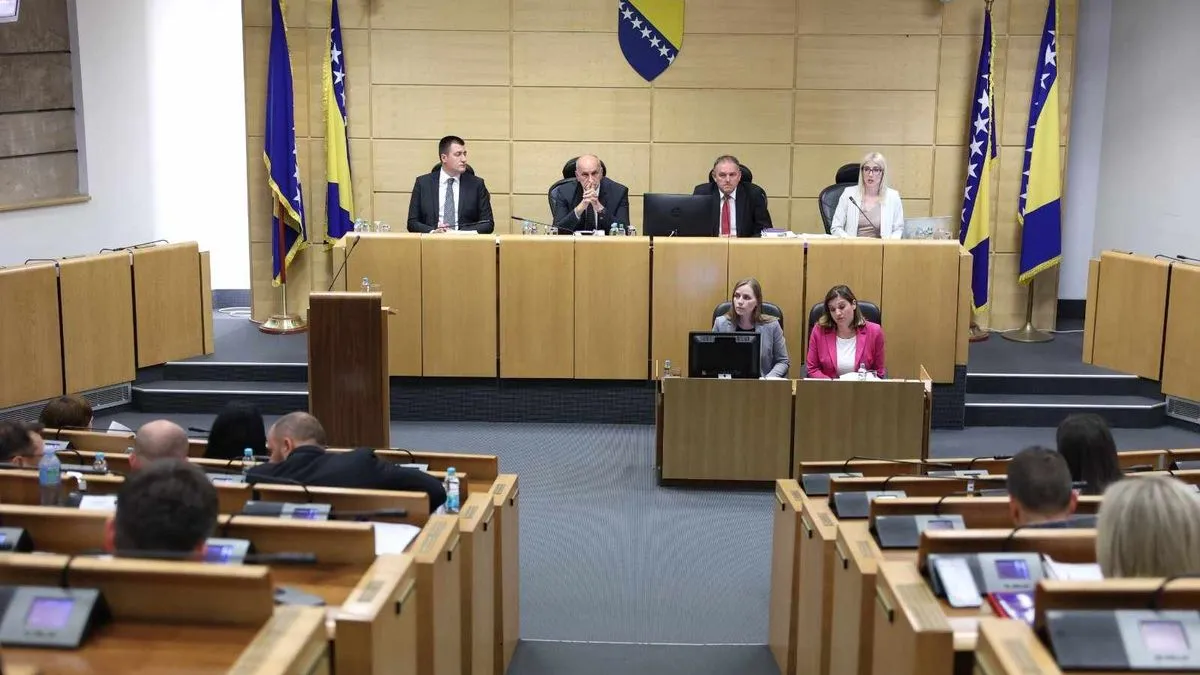 Ove izmjene su podijelile vlast i opoziciju. Vlast uvjerava da su neophodne izmjene zakona, jer se nisu mjenjale 18 godina.