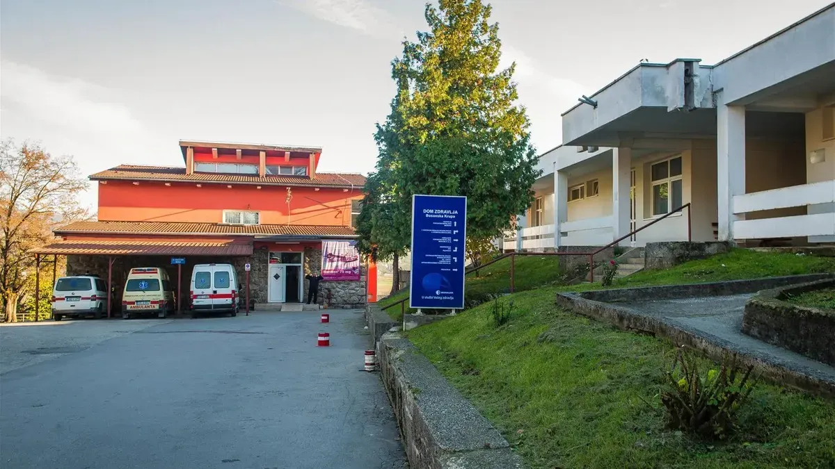Njeno trogodišnje dijete, koje je imalo visoku temperaturu, povraćalo i odbijalo hranu i tečnost, ostalo je bez osnovne pomoći