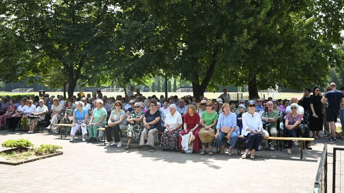 Kao i prethodnih, i ove godine za sve prisutne je obezbijeđen ručak, uz osvježenje.