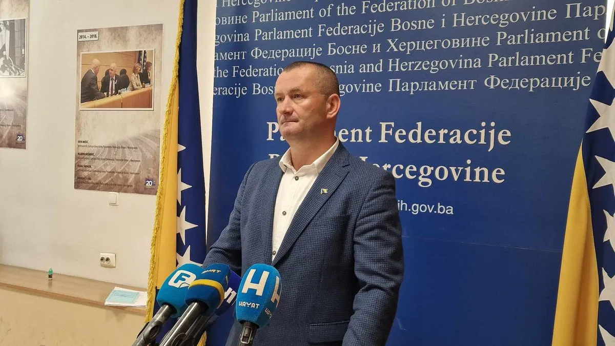Zbog zmije kasni sjednica Parlamenta FBiH: Zahiragić tvrdi da je uzrok tender Trojke