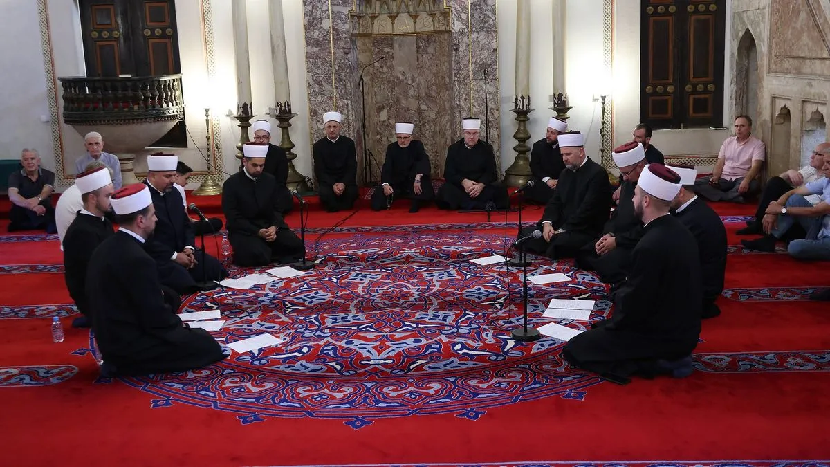 Pojasnio je da je dolazak Poslanika u Medinu označio početak sistemskog uređenja muslimanske zajednice, te spomenuo najvažnije korake i mjere koje je poduzeo u Jesribu/Medini