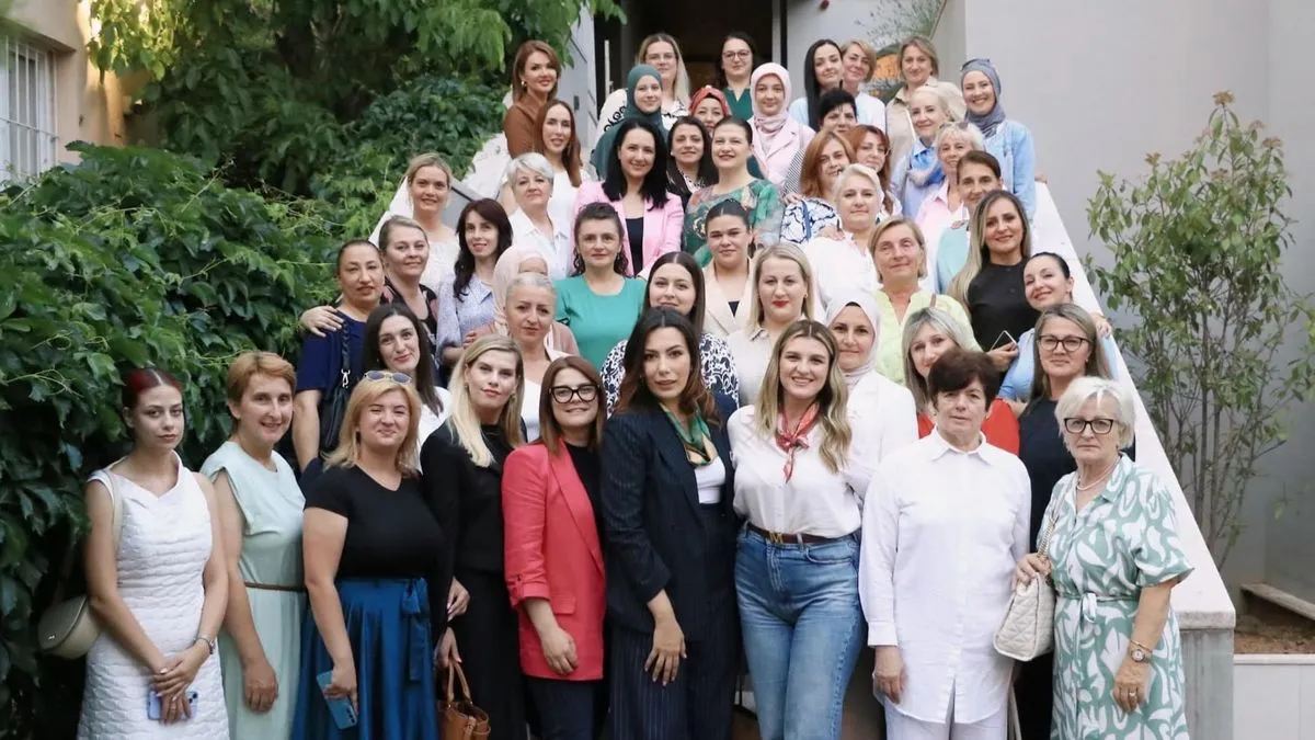 U svom obraćanju, novoizabrana predsjednica istakla je da su žene pokretačka snaga stranke i društva. 