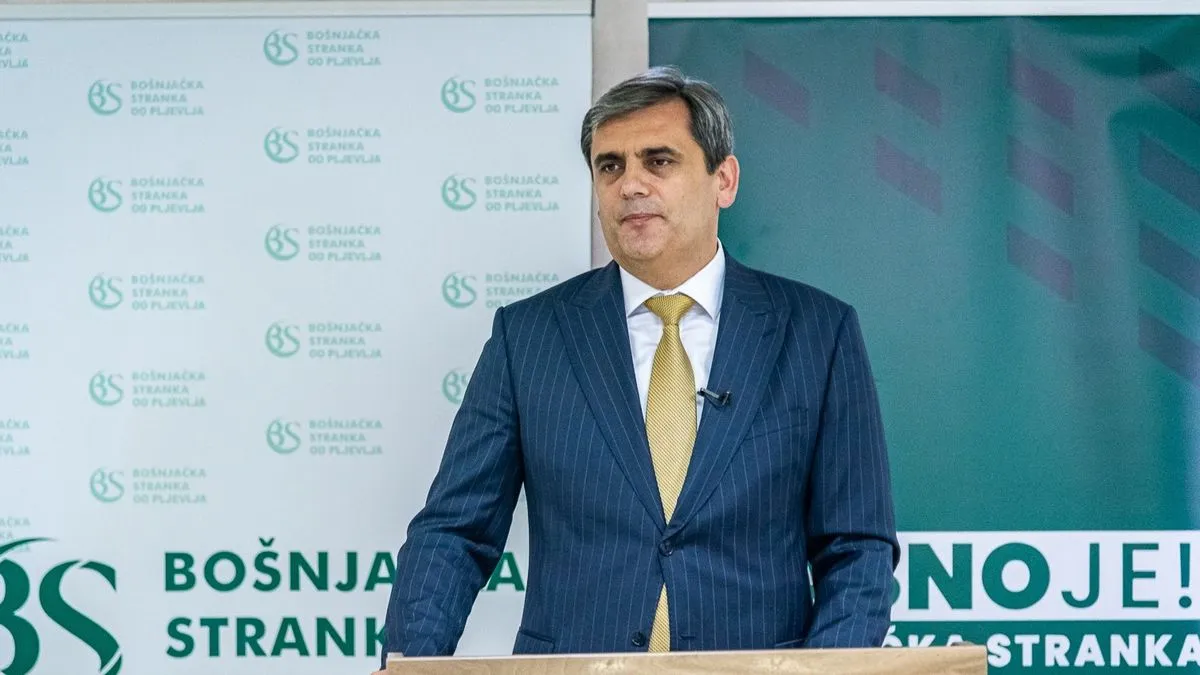 On je kazao da je 30. godišnjica genocida u Srebrenici zakašnjeli ali simbolično važan trenutak da se Radovanu Karadžiću oduzme ova nagrada koja mu nije ni trebala biti dodijeljena