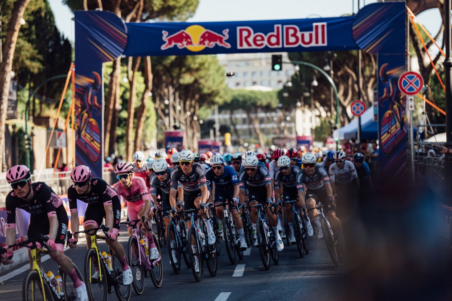 Okončan ovogodišnji Giro d'Italia, Red Bull F1 bolid obilježio posljednji dan u Rimu