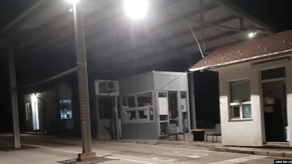 Sa strujom bi na ovaj granični prijelaz trebalo dovesti i fiksni telefon i internet, budući da se trenutno za komunikaciju, povezivanje računara i pasošku kontrolu koriste mobiteli