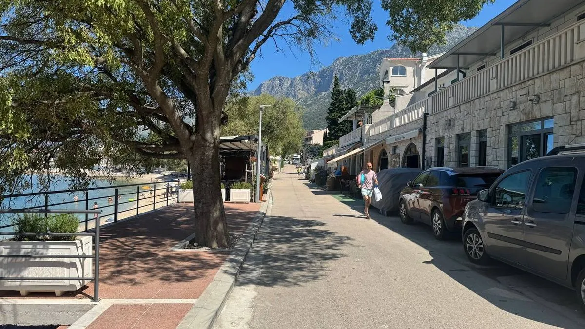 Kafa je dva eura, pivo od pola litre pet eura, a ćevapčići čak 14 eura, što je 28 maraka. Rižoto košta 18 eura, što je 36 maraka. Sat parkinga je tri eura