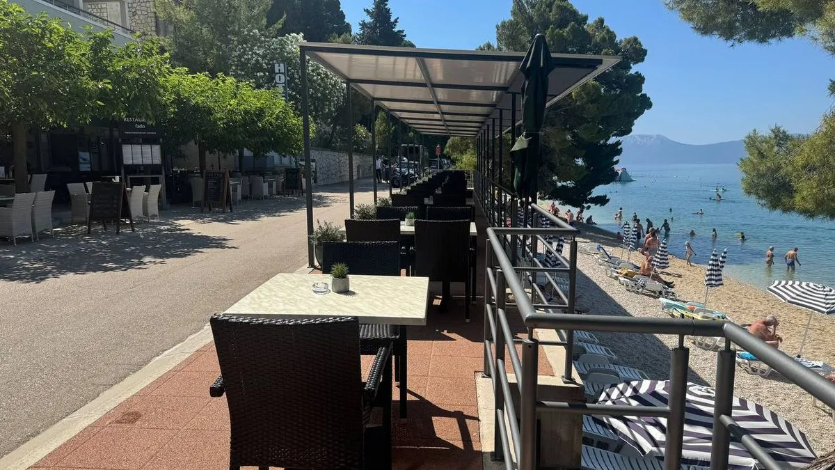 Kafa je dva eura, pivo od pola litre pet eura, a ćevapčići čak 14 eura, što je 28 maraka. Rižoto košta 18 eura, što je 36 maraka. Sat parkinga je tri eura