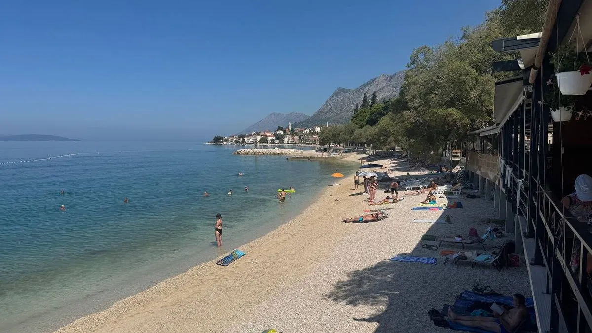 Kafa je dva eura, pivo od pola litre pet eura, a ćevapčići čak 14 eura, što je 28 maraka. Rižoto košta 18 eura, što je 36 maraka. Sat parkinga je tri eura