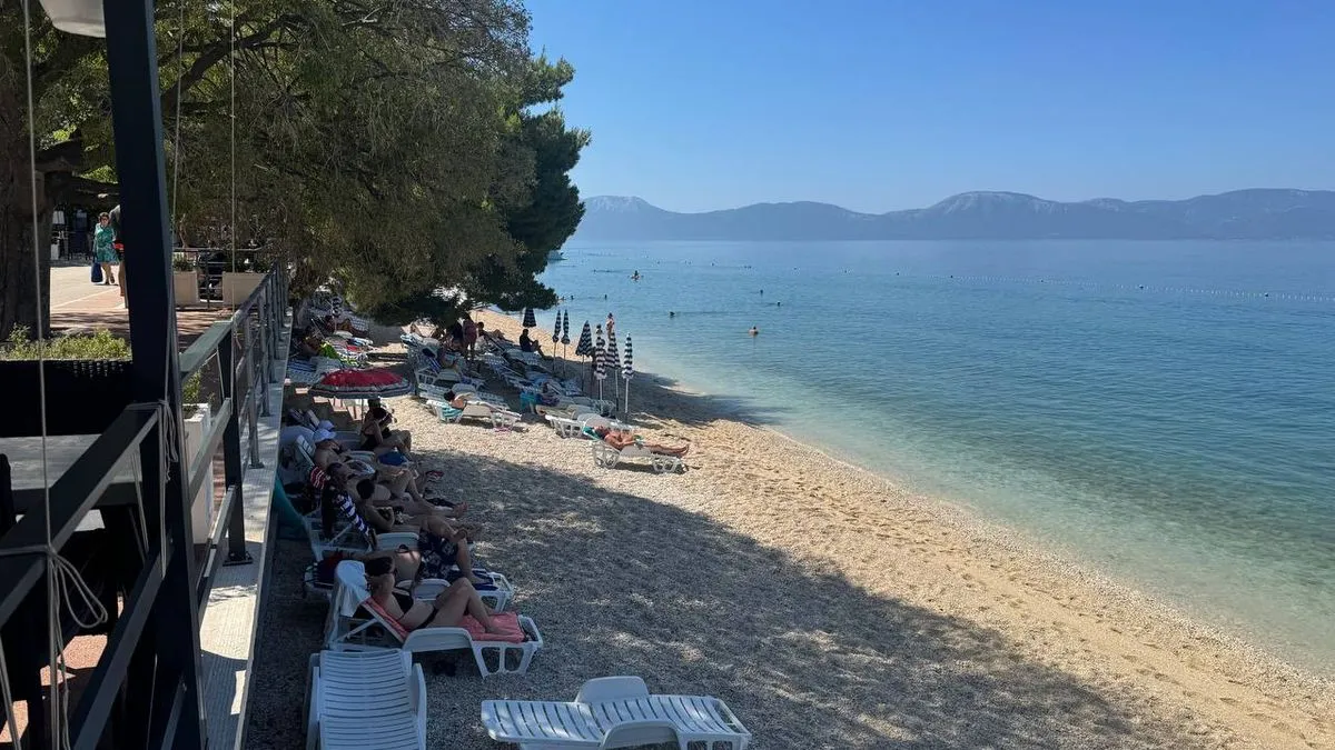 Kafa je dva eura, pivo od pola litre pet eura, a ćevapčići čak 14 eura, što je 28 maraka. Rižoto košta 18 eura, što je 36 maraka. Sat parkinga je tri eura