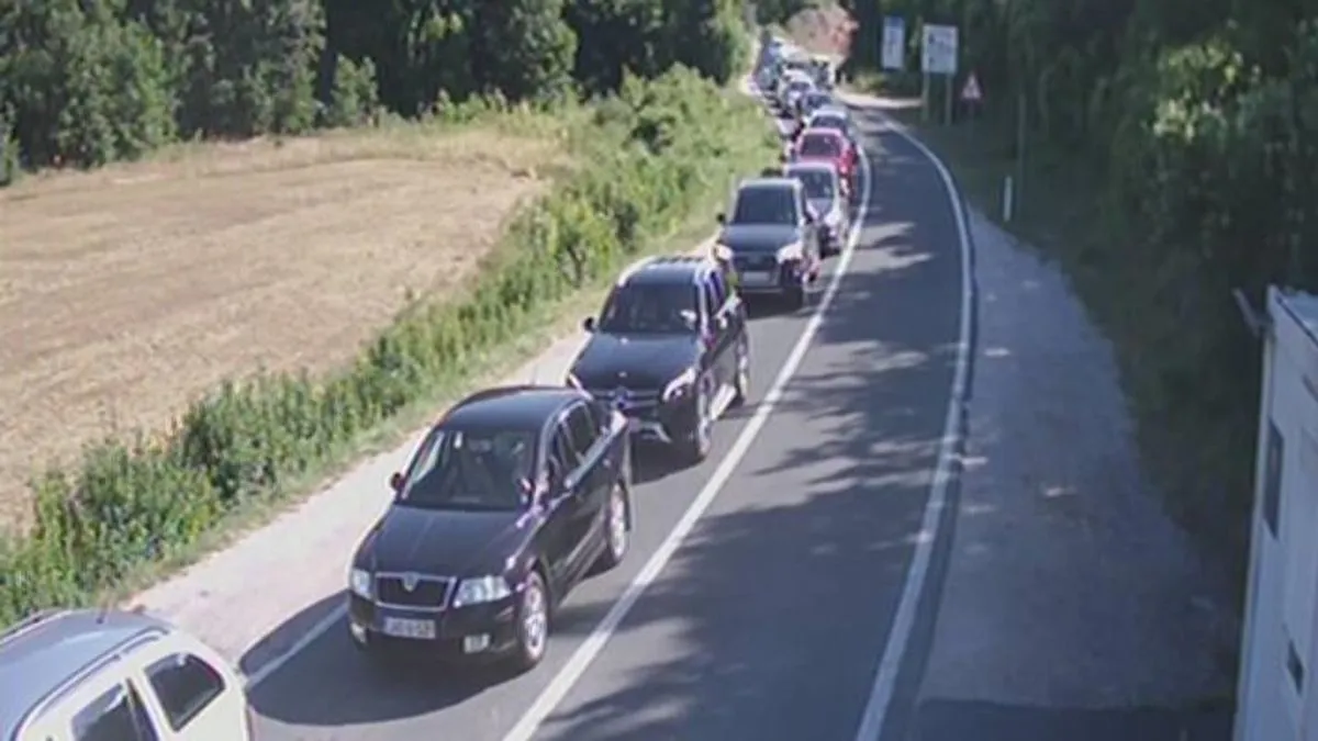 Zbog svega navedenog, vozačima se savjetuje dodatna pažnja u vožnji, pravovremeno informisanje o stanju na putevima.