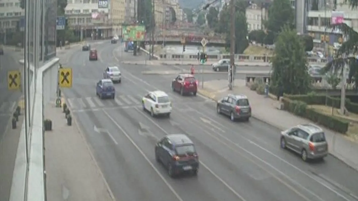Zbog svega navedenog, vozačima se savjetuje dodatna pažnja u vožnji, pravovremeno informisanje o stanju na putevima.