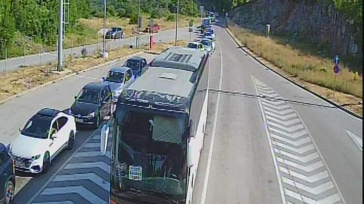 Zbog svega navedenog, vozačima se savjetuje dodatna pažnja u vožnji, pravovremeno informisanje o stanju na putevima.
