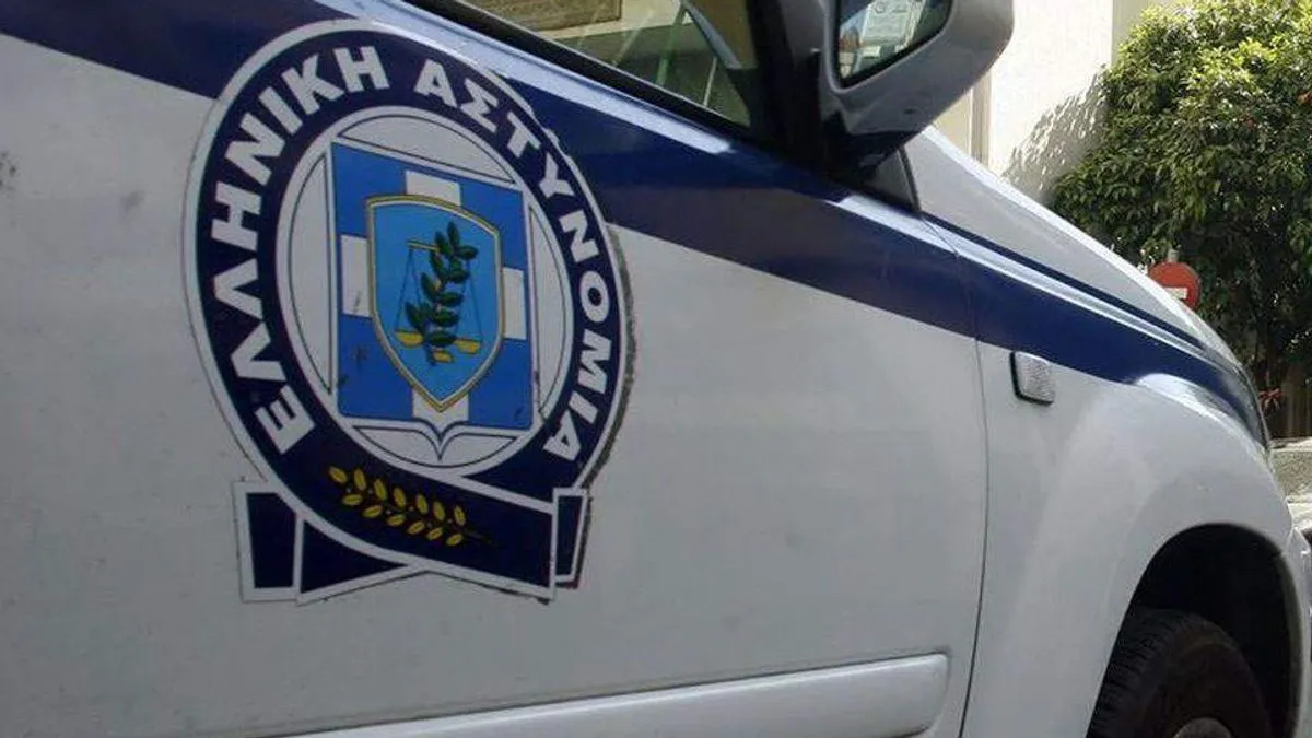 Bizaran incident se odigrao u Solunu u Grčkoj, gdje su policajci začuli plač bebe i otkrili da su je roditelji tokom noći ostavili na terasi.
